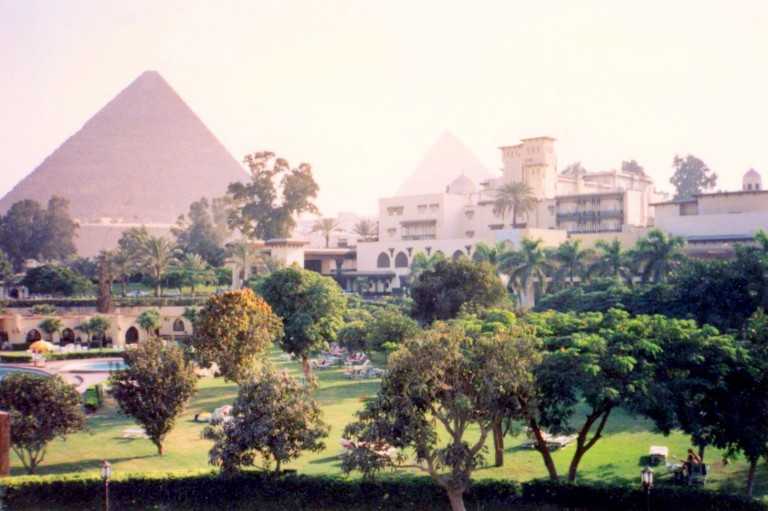 Mi primera vista al despertar por la mañana y mirar por la ventana del Oberoi Mena House en Giza. La vista simplemente se lleva tu aliento....