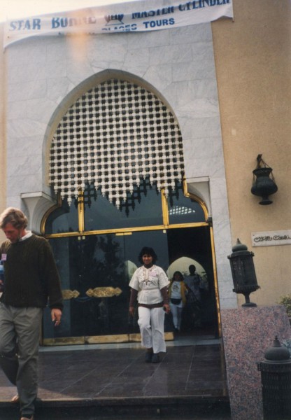 Anastra at the entrance to the Mena House.