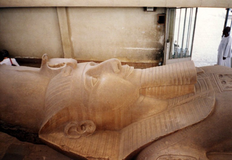 Parte de una gran estatua de Ramses en Memphis.