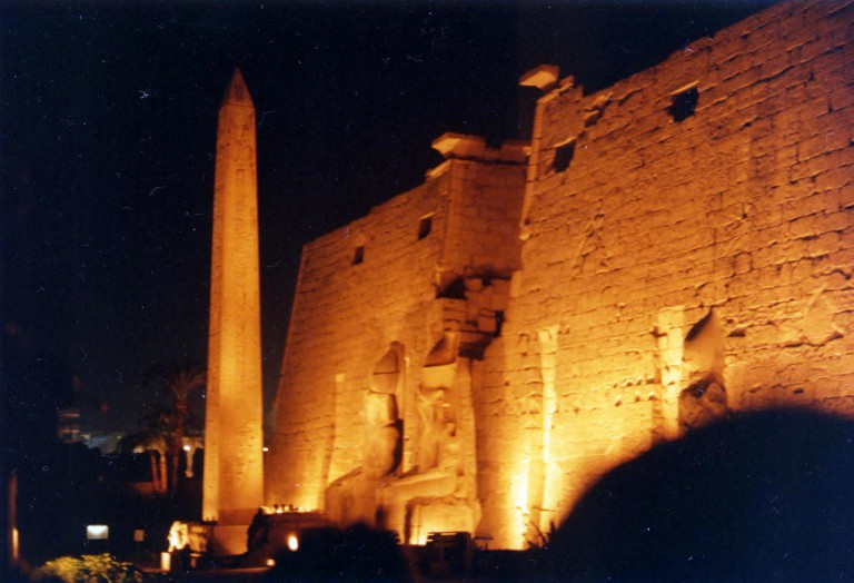 El Templo de Luxor con el 11:11 en la fachada.