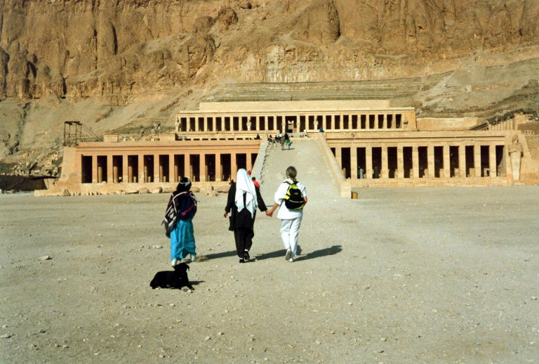 El Templo de Hatshepsut en el Valle de las Reinas.  DE REGRESO EN EL BOTE