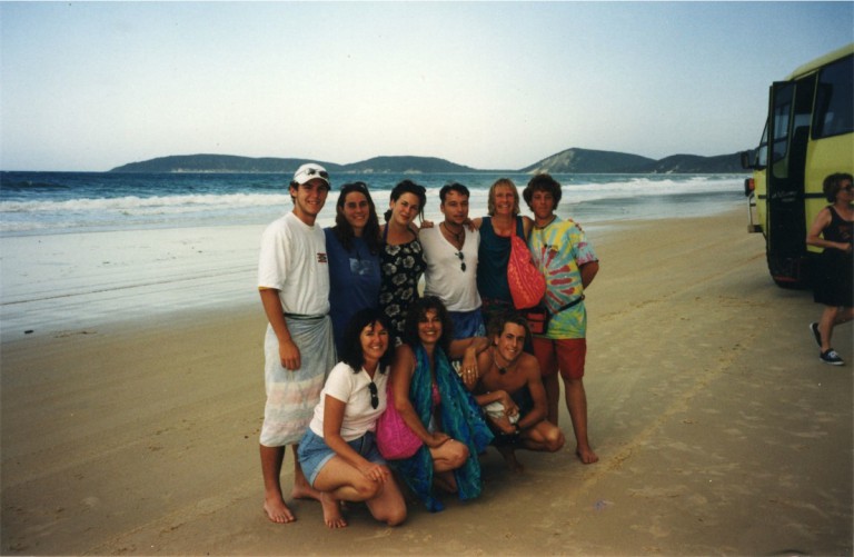 En la playa en Noosa Head con Ben, Sara, Nova, Kalim, Laya, otro Ben, Solara Itara, Solara y Nion.