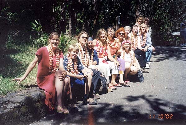 Pocos días después de que las sesiones comenzaran, visitamos el Volcán Kilauea. Todos usamos leis de flores para darle a Mama Pele.