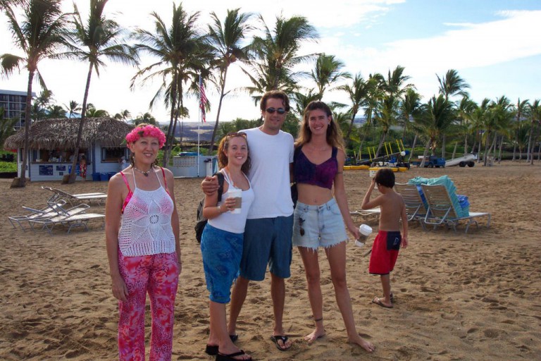 Kathleen, Julia, Nion y Kalasara en la playa de nuestro hotel.