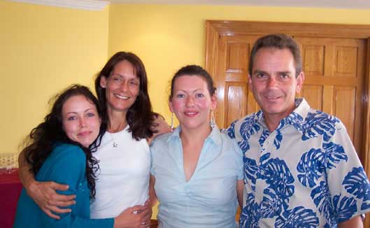 Susannah, Kima, Collette & Bruce fusionando Escocia y Hawaii en Uno.