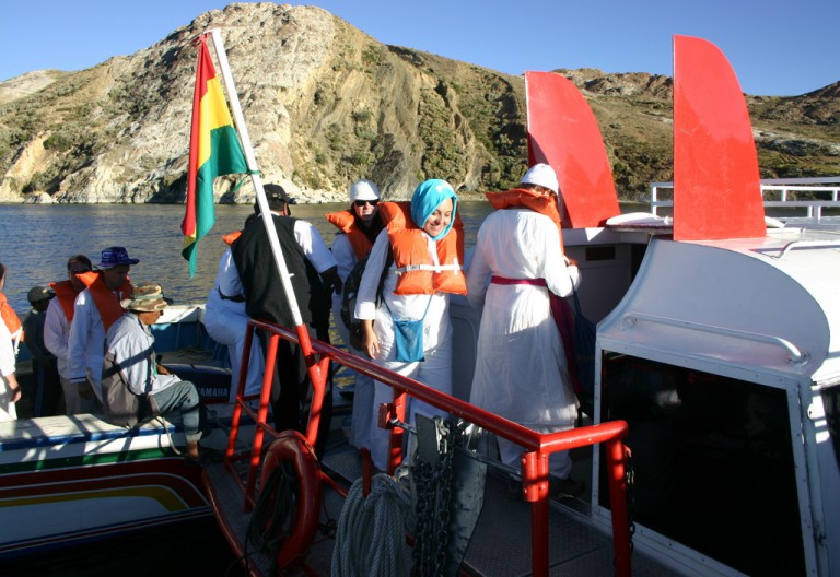 At some distance from the Isla del Sol, we had to change to smaller boats and put on lifejackets.