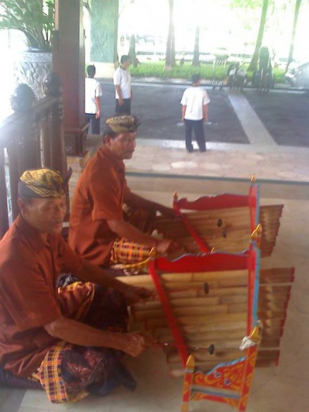 A nuestra llegada, fuimos saludados por una pequeña orquesta gamelan y un gran gong.
