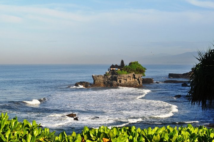 El Templo Tanah Lot con marea alta cuando se convierte en una isla.