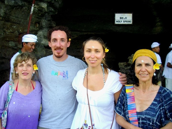 Hier sind Cris, Felipe, Viviane und Eliane aus Brasilien bei der Heiligen Quelle