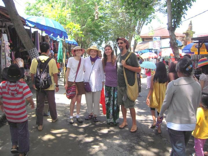 Alanah, Bekoim, Kalasara y Ya disfrutan visitando el aledaño Mercado de Tanah Lot.