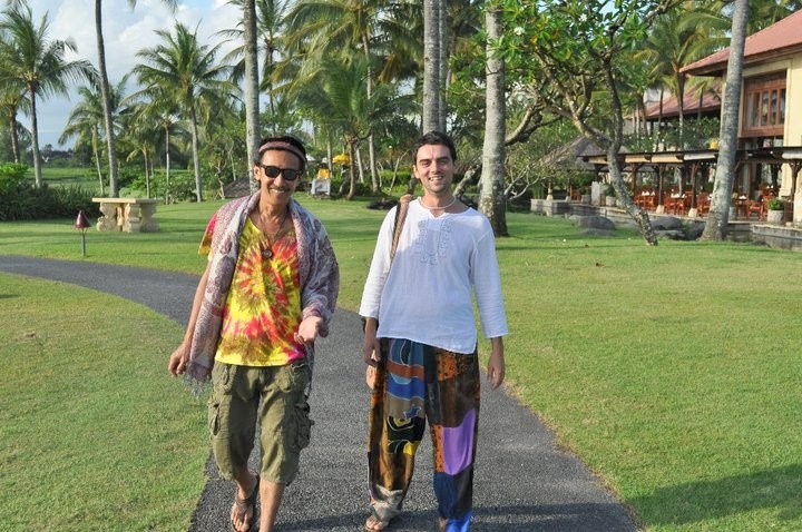 Antares aus Malaysia wandelt im Garten mit Fernando aus Ost-Timor