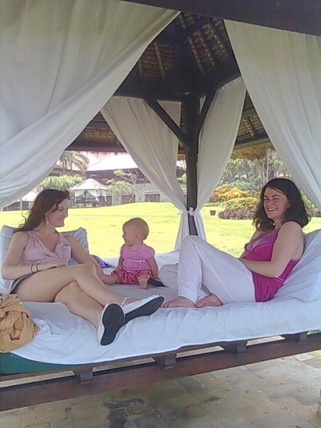 Maria, Eilidh, y Elspeth descansan en un bure de Bali.