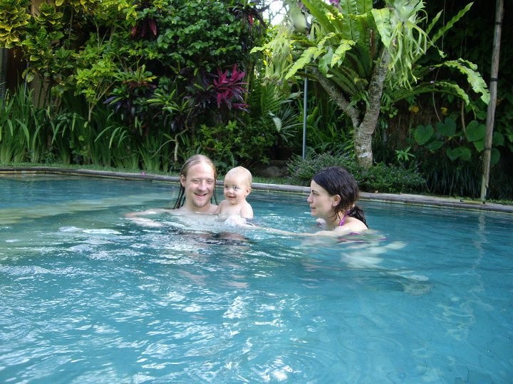 Anthony, Eilidh und Elspeth aus Schottland beim Schwimmen am Nachmittag
