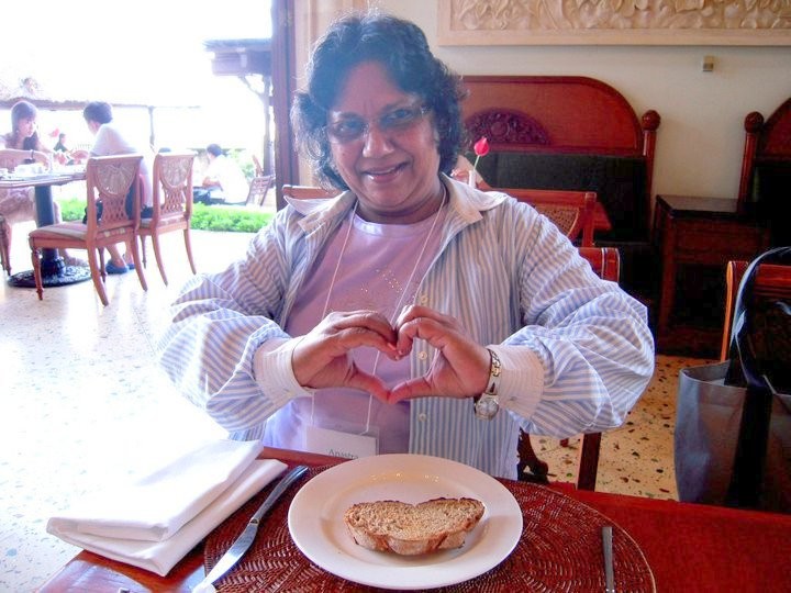 La magnífica Anastra con una tostada en forma de corazón.
