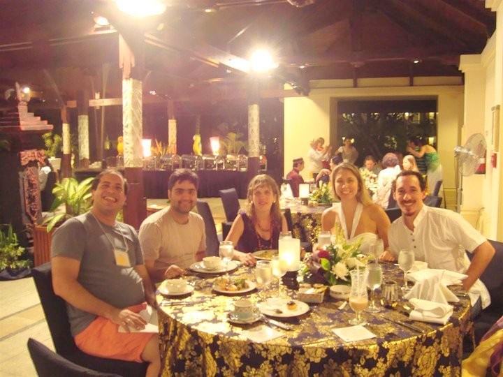 Algunos de nuestros Brazileros disfrutando una cena suntuosa: Helder, Alessander, Cris, Viviane y Felipe.
