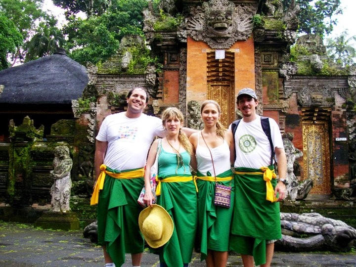 Einige unserer Brasilianer bei dem Besuch eines Balinesischen Tempels