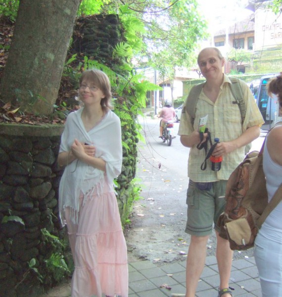 Natalia y Sergey caminan por las calles de Ubud.
