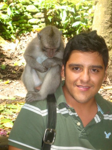 An Xahel en un encuentro cercano con un residente del Bosque de los Monos.