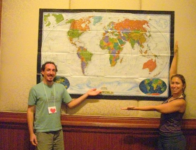 Felipe y Viviane orgullosamente enseñan el Mapa de Grupos de Anclaje.