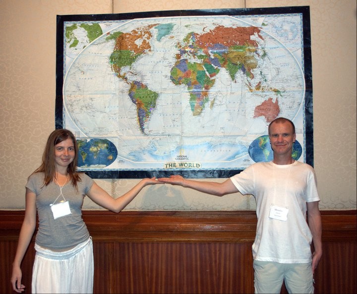 Svetlana y Miroslav sostienen al mundo en AMOR PURO DEL CORAZÓN.