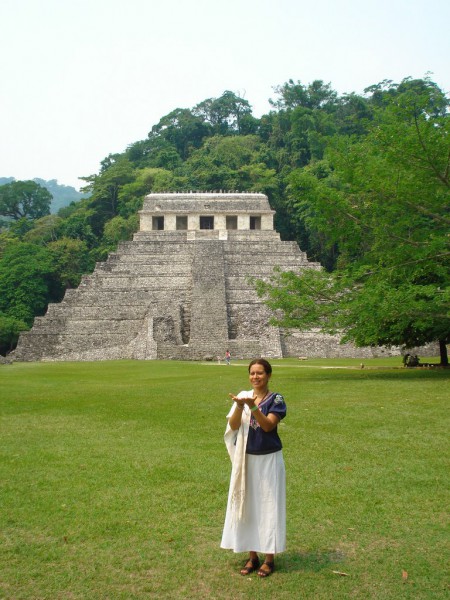 Im May 2011 besuchten Keenuane und Solara Palenque, um die Aktivierung des Zehnten Tores vorzubereiten. Hier ist Keenuane vor dem Tempel der Inschriften (Temple of Inscriptions).