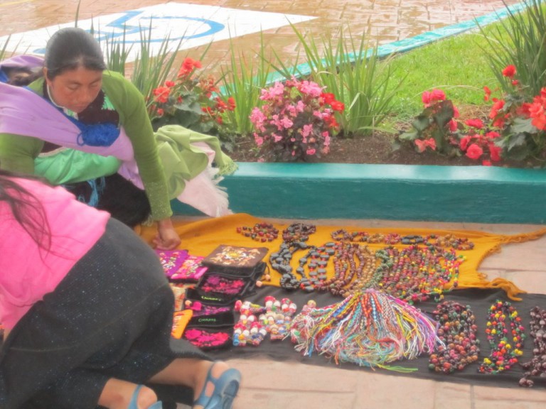 Frente al hotel, algunas señoras Mayas vendían variedad de tesoros.