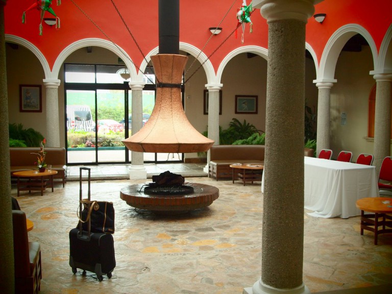 A área da recepção do hotel Villa Mercedes, de manhã cedo.