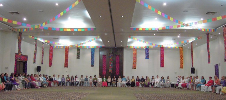 Nossa enorme sala de conferência decorada com bandeirolas mexicanas e tecidos de Chiapas.