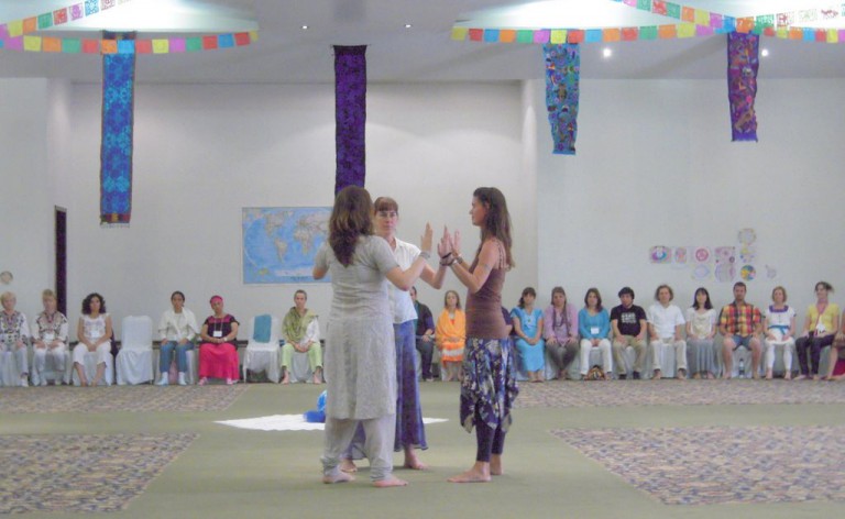 Nova, Sara e Kalasara demonstrando a Dança do Ponto de Inserção.