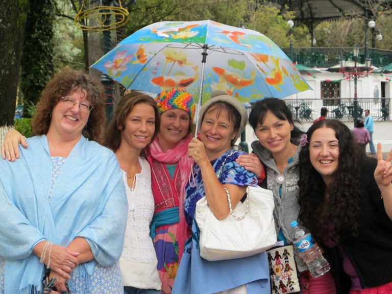 Donna, Anna, Ana Ku, Ongralea, Maria und Anelja sind auf den Regen vorbereitet