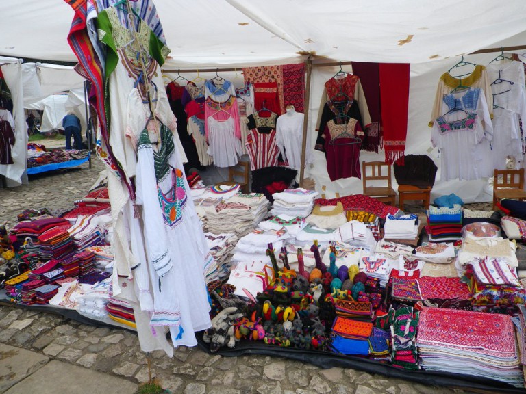 San Cristóbal es una meca de compras con una enorme selección de tesoros hechos a mano.
