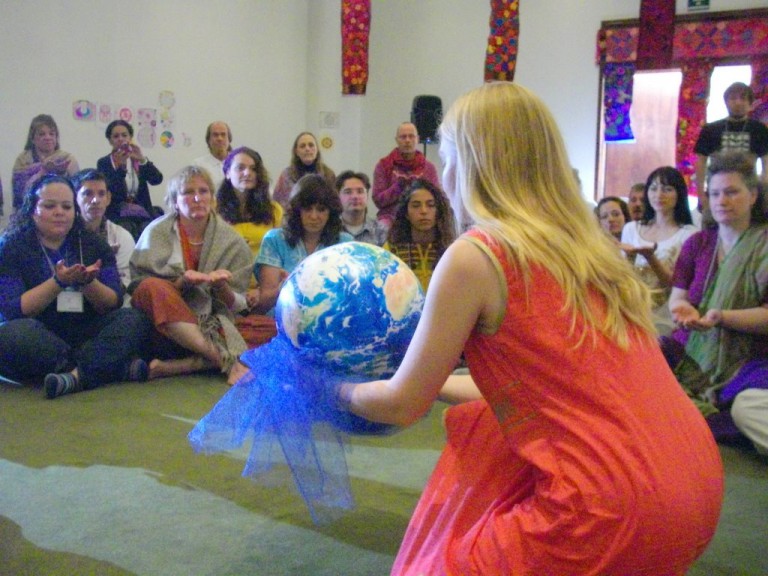 Mientras nos preparamos para llamar a Los Verdaderos en todos los países del mundo,  Elena pone a la Tierra en el centro de nuestro círculo.