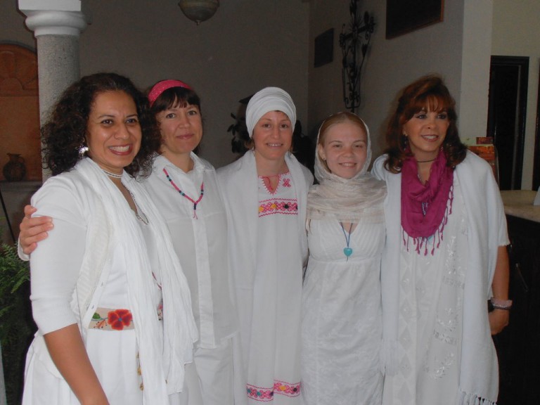 Keenuane, Radha, Ana Ku, Elena y Marcela en sus ropas de Activación.