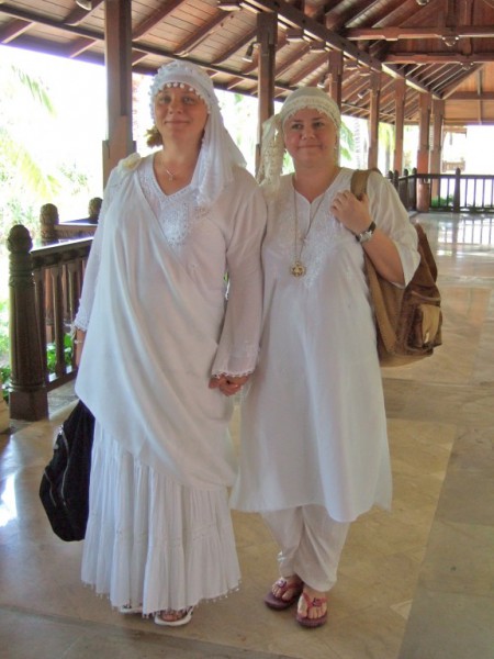 AnRa und Svetlana in ihren wunderschönen Aktivierungs-Kleidern