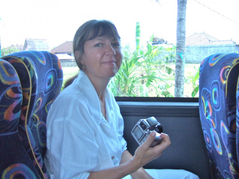 Radha im Bus zum Aktivierungsort in  Waka Gangga.