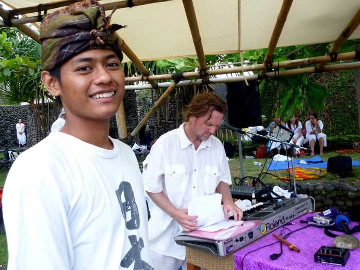 Der immer strahlende Surya war unser einziger Balinesischer Teilnehmer. Hier sehen wir ihn mit Omashar, der die Musik für unsere Zeremonie machte
