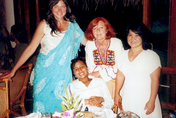 Indigo, Yadani, Ala y Celestiani durante la cena.