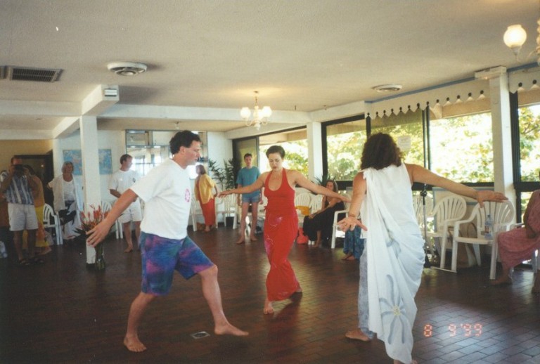 La Danza del Punto de Inserción es demostrada  por las tres personas que la crearon durante la Segunda Parte de la Tercera Puerta: Uriel, Nova y Solara.
