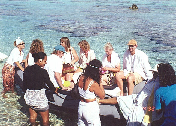 Después de caminar por al rededor de 15 minutos en uno de los pequeños atolones, nos encontraron los botes balleneros que nos transportaron al atolón principal.