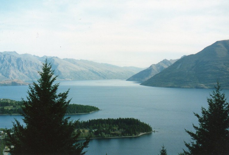 El Lago Wakatipu cerca de Queenstown, Nueva Zelanda fue el sitio del Cilindro Maestro del Punto Alfa -  Activación de la Primera Puerta.
