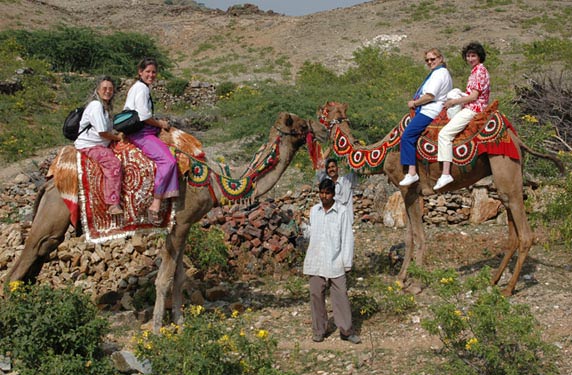Z*ra Hoku, Araya, Mary and Szilvia go for a jaunt on camels.