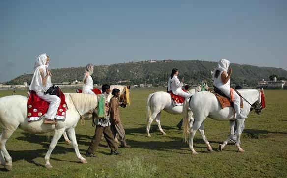 Petra, Elenra, An*Nu*Tuk and Thammy ride the white horses.