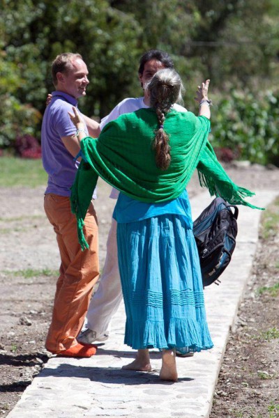 Sebastian y Solara le dan la bienvenida a Carlos de Bolivia a quien no habían visto desde la Octava Puerta Parte Dos en el Lago Titicaca.