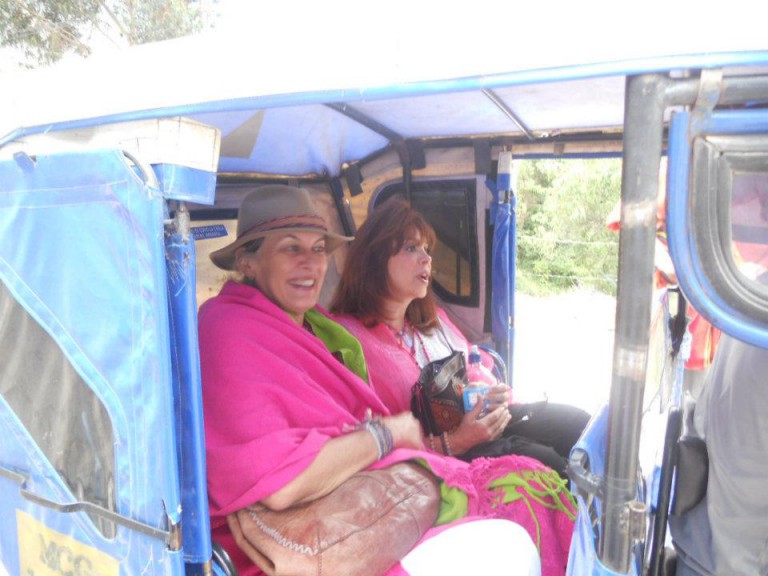 Solara y Marcela toman una moto taxi para ir a almorzar.