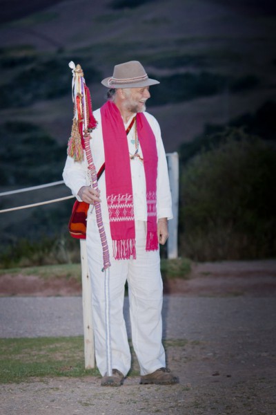 Emanáku sostiene el bastón que Marzo Yuk Quetzal le dio a Solara en la Activación de la Décima Puerta en Chiapas, México.