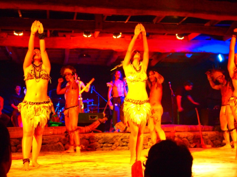 Algunos de nuestro grupo fueron a ver espectáculos de las Danzas Primitivas de Rapa Nui
