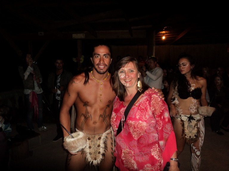 Rosana de Brasil con un bailarín en Rapa Nui