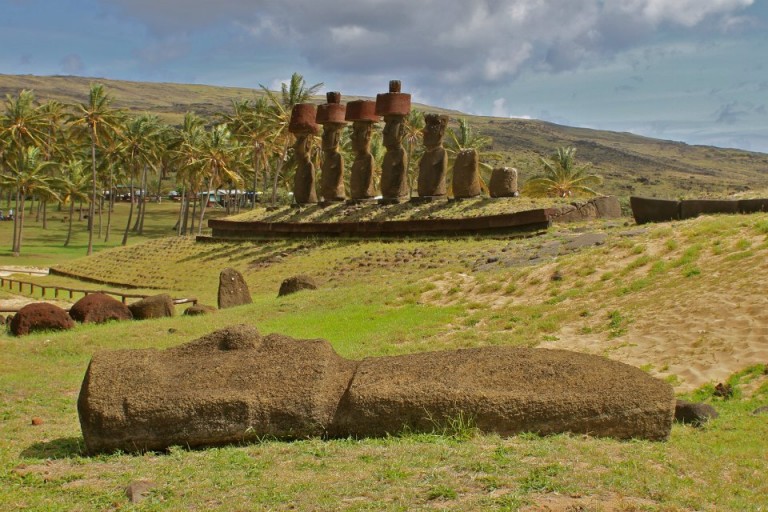 Moai caído  que no pudo completar su camino hacia su plataforma ahu