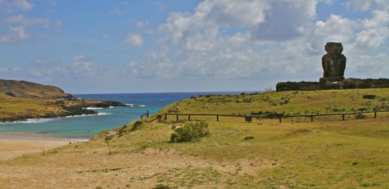 El antiguo Moai sobre la colina mirando hacia el mar