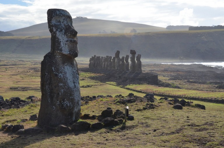 Ein einzel stehender Moai dient als Wächter für Tongariki.